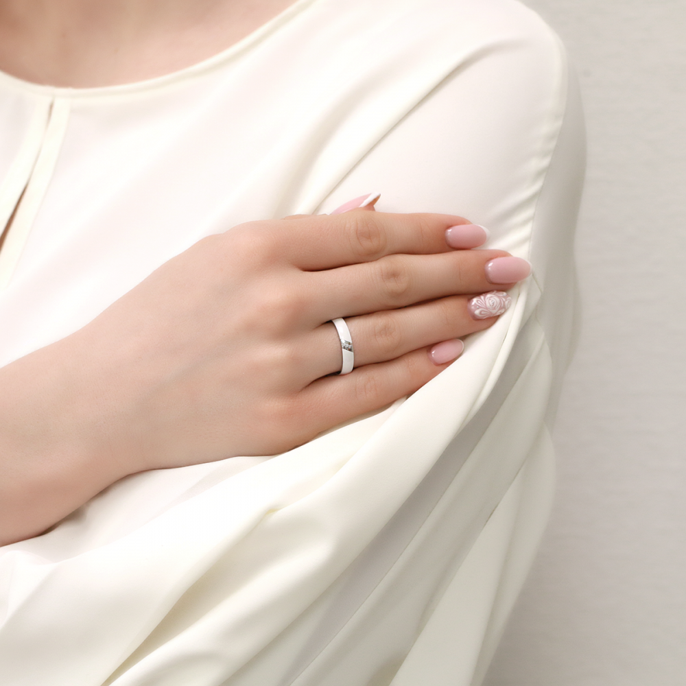 Обручальное кольцо из белого золота 4 мм АЛЬКОР с бриллиантом