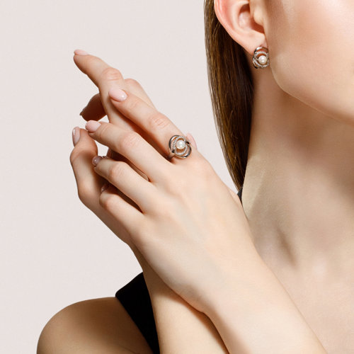 Серебряное кольцо SOKOLOV с фианитом и жемчугом