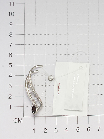 Серебряная брошь АЛЬКОР с фианитом и гранатом