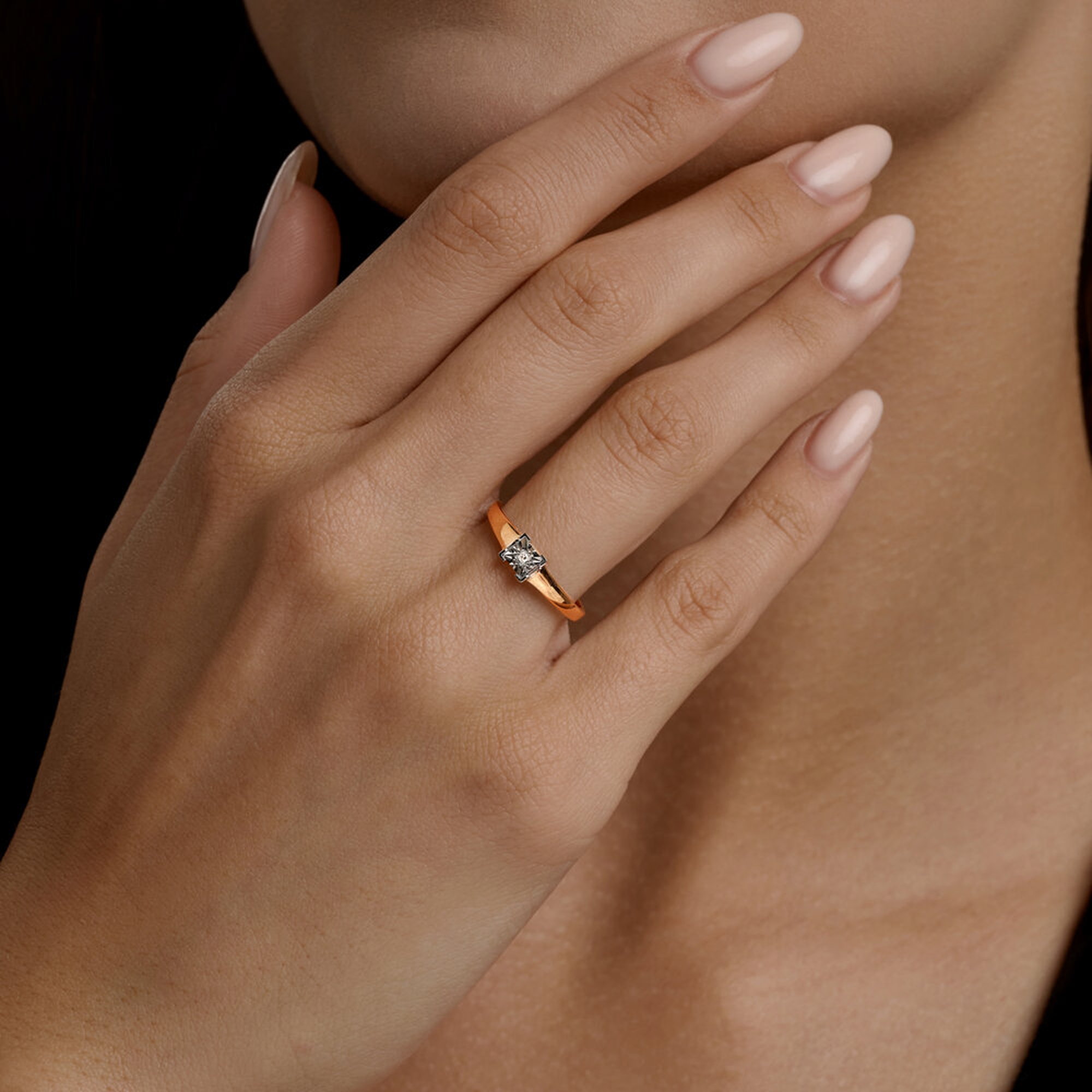 Золотое кольцо SOKOLOV с бриллиантом