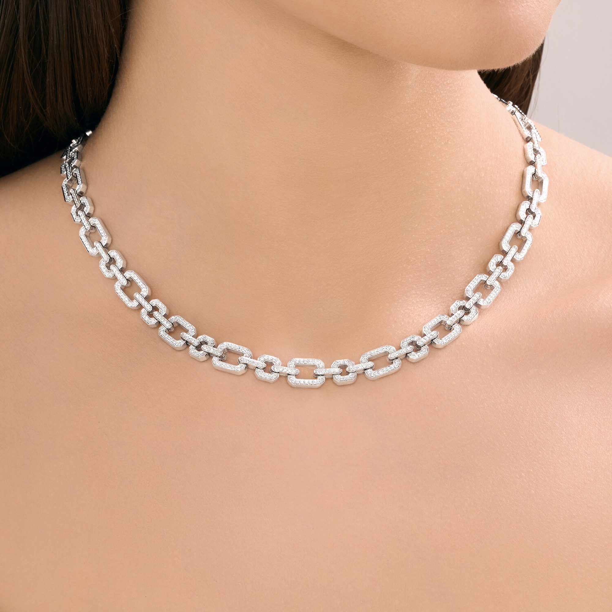 : Колье из белого золота с бриллиантами