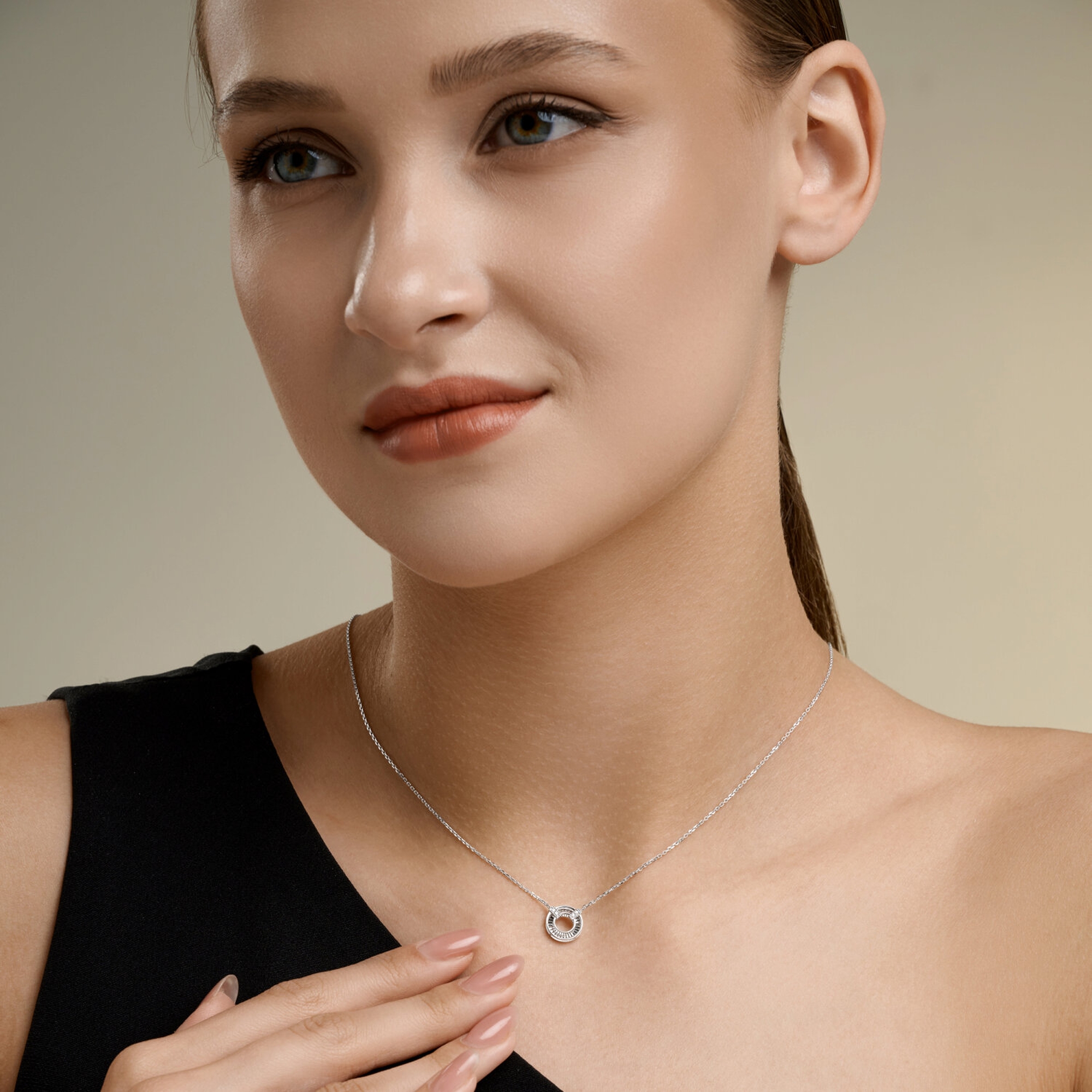 : Колье из белого золота с бриллиантами