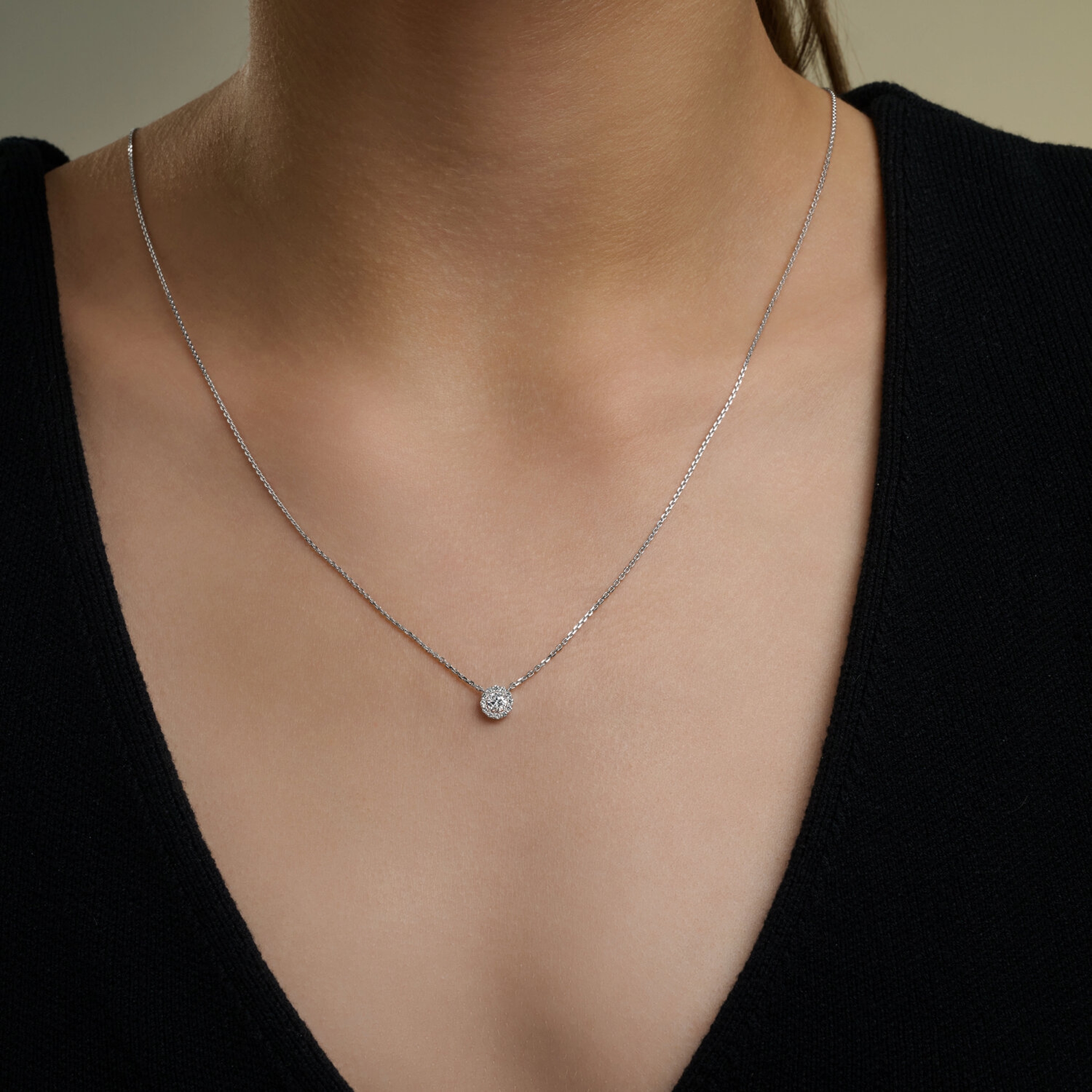 : Колье из белого золота с бриллиантами выращенными