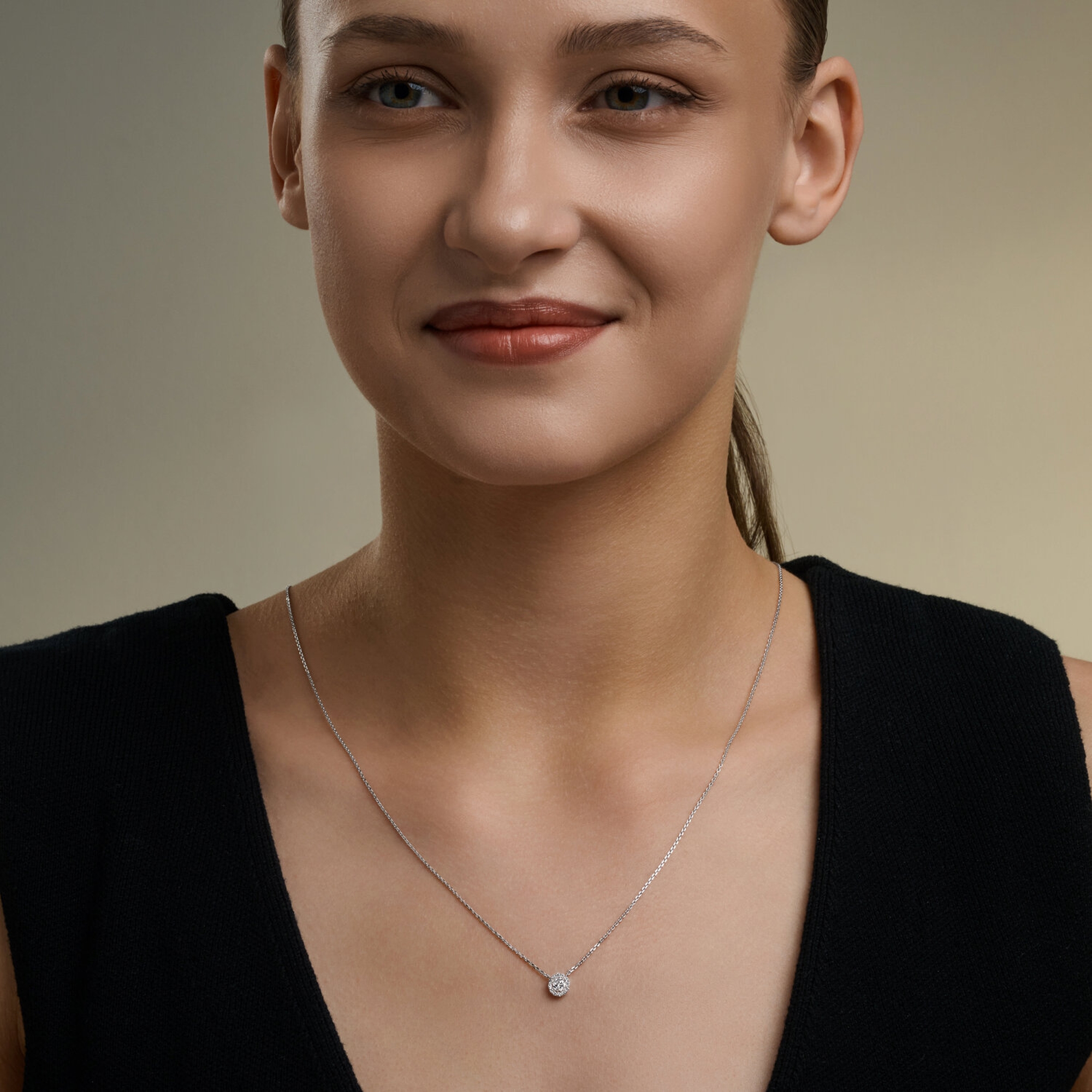 : Колье из белого золота с бриллиантами выращенными