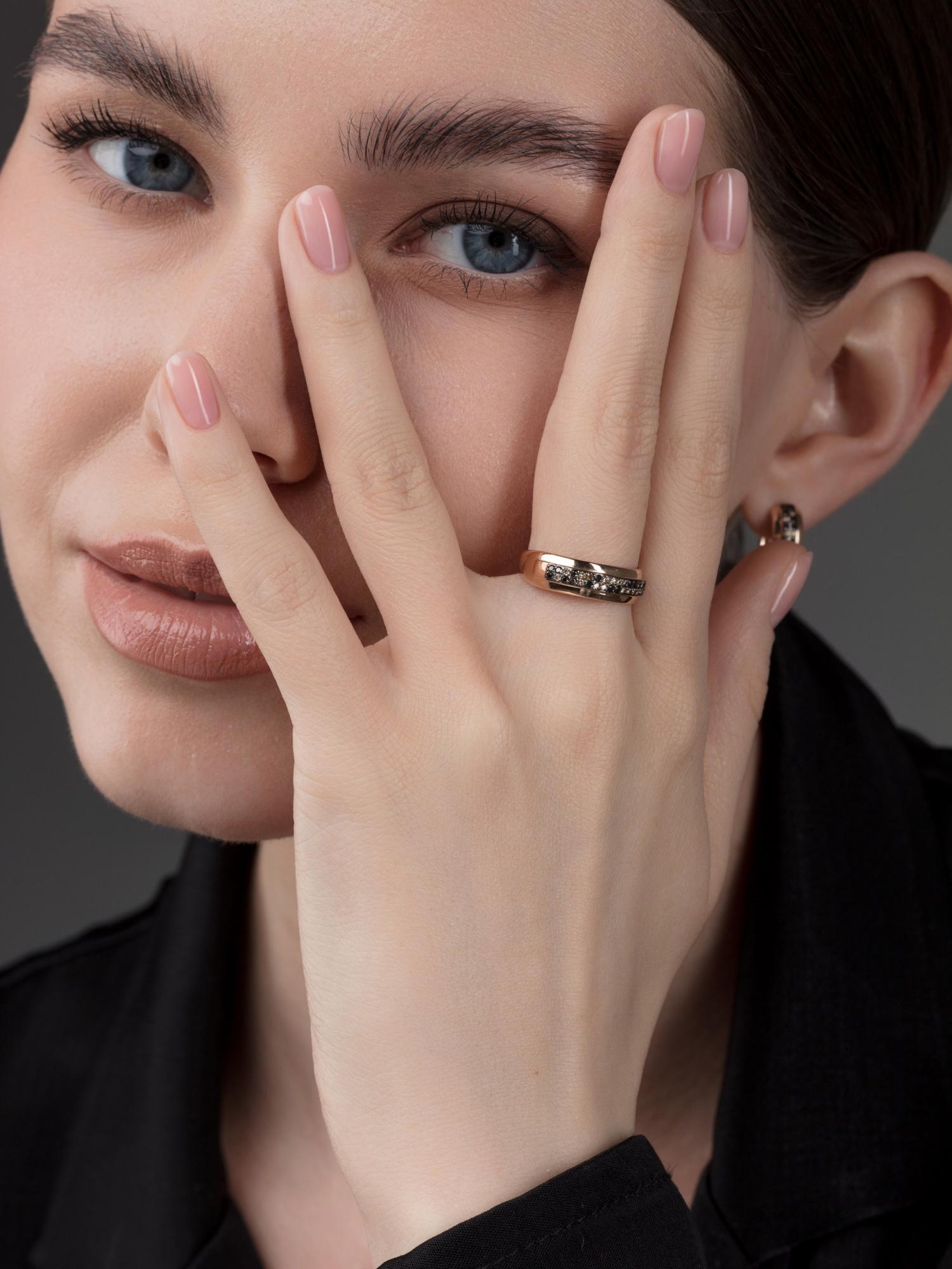 Золотое кольцо АЛЬКОР с чёрным бриллиантом и коньячным бриллиантом