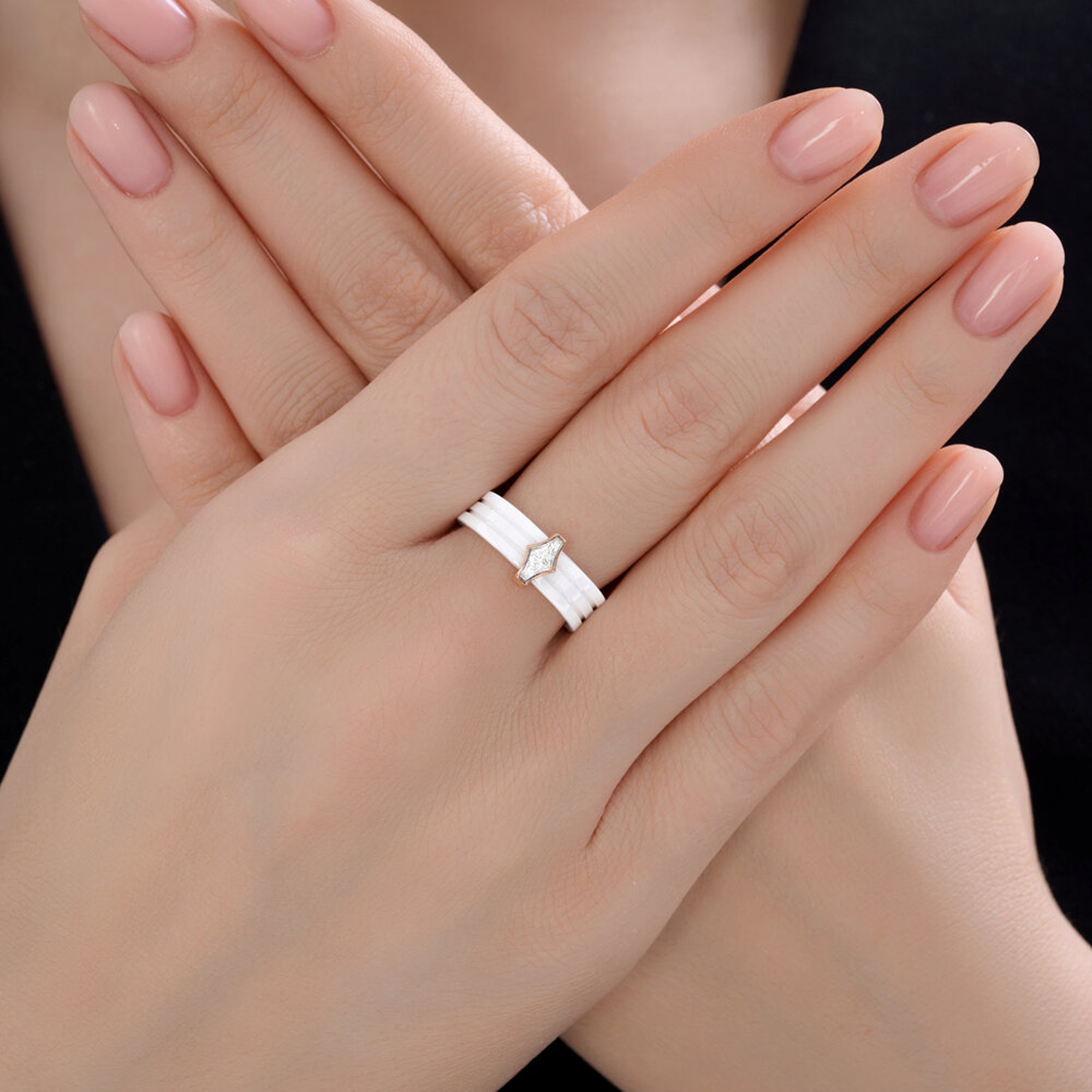 Золотое кольцо SOKOLOV с бриллиантом и керамикой