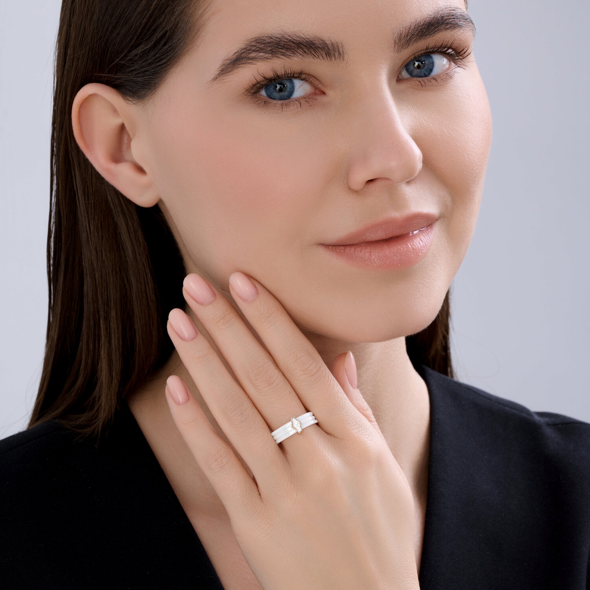 Золотое кольцо SOKOLOV с бриллиантом и керамикой