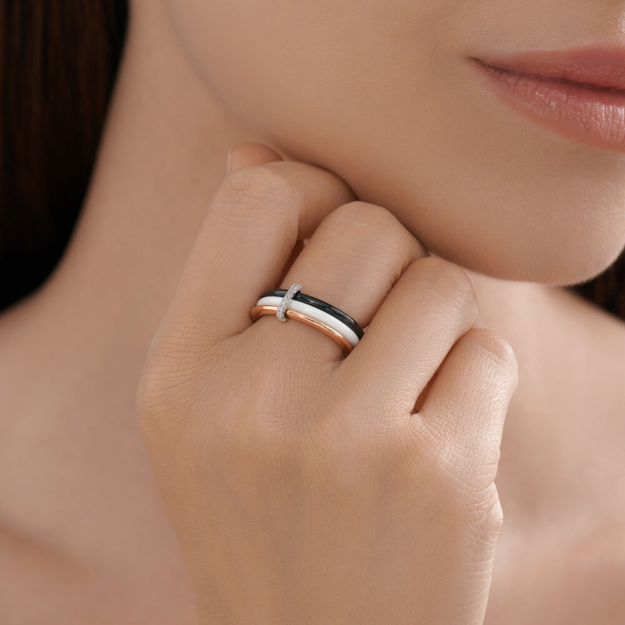 Золотое кольцо SOKOLOV с бриллиантом и керамикой