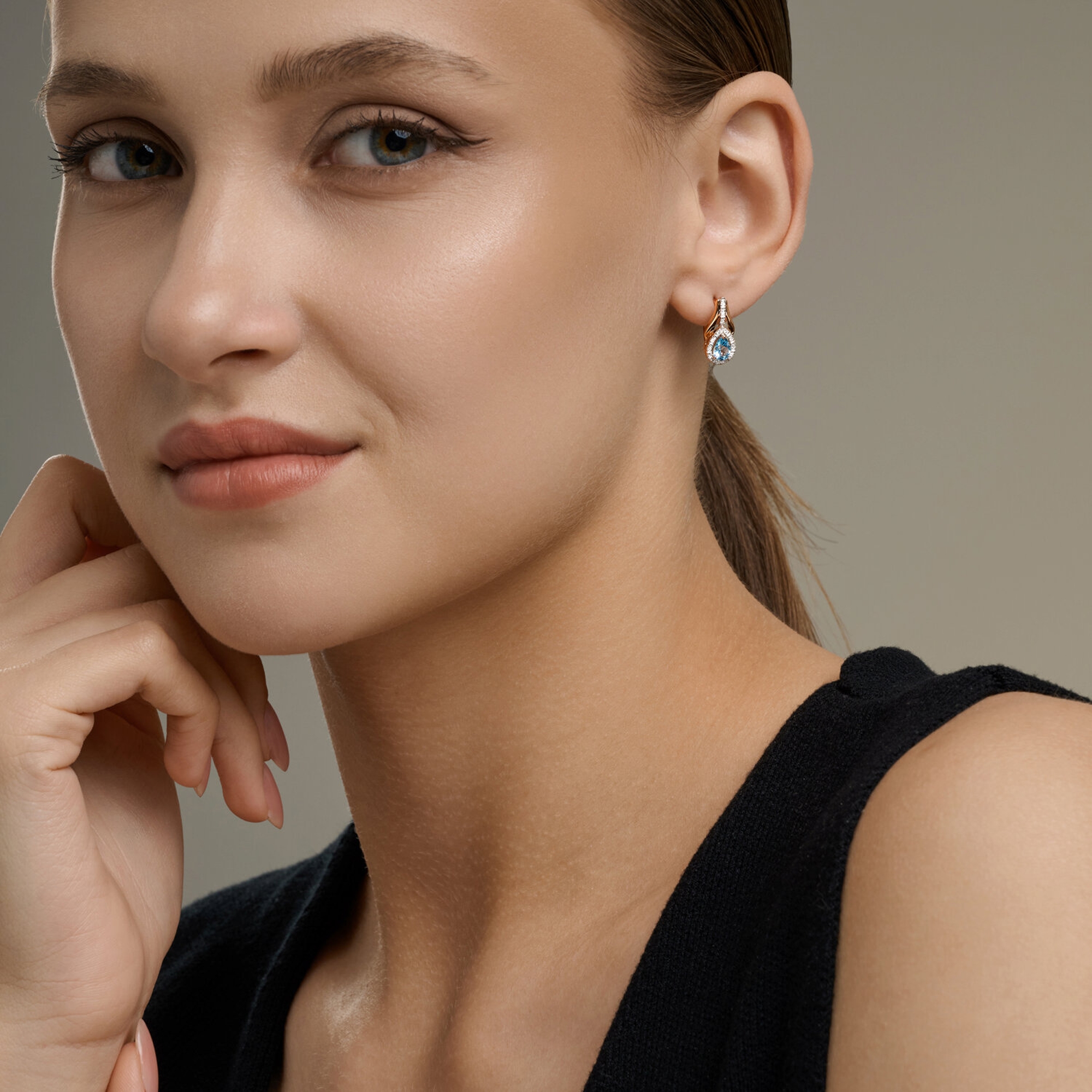 Золотые серьги SOKOLOV с топазом и бриллиантом