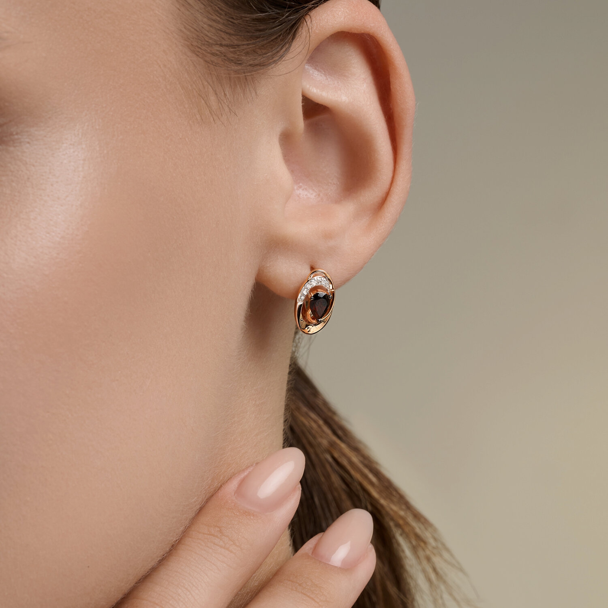 Золотые серьги SOKOLOV с бриллиантом и гранатом