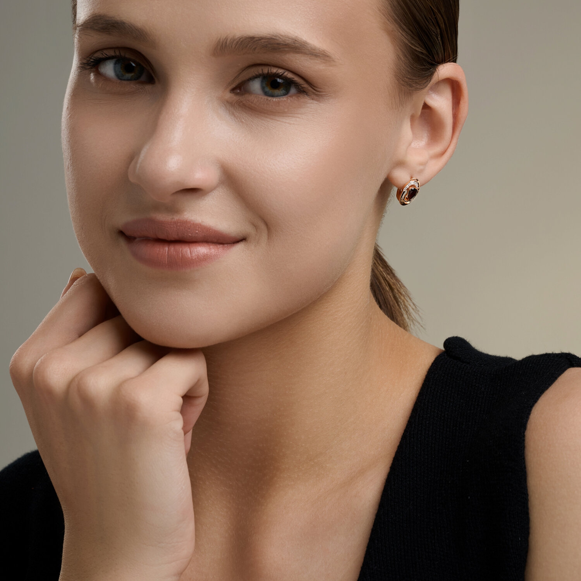 Золотые серьги SOKOLOV с бриллиантом и гранатом