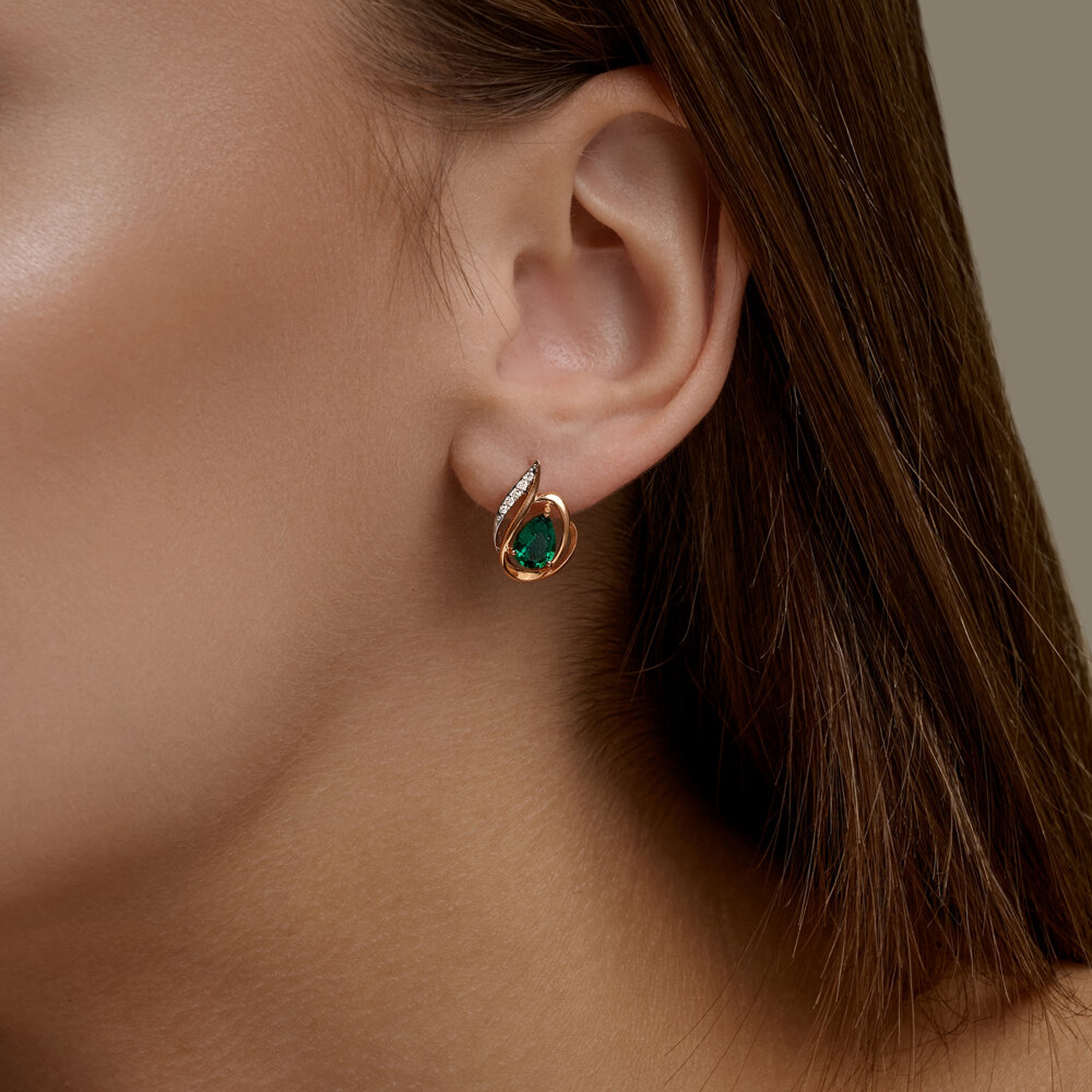 Золотые серьги SOKOLOV с бриллиантом и гидротермальным изумрудом