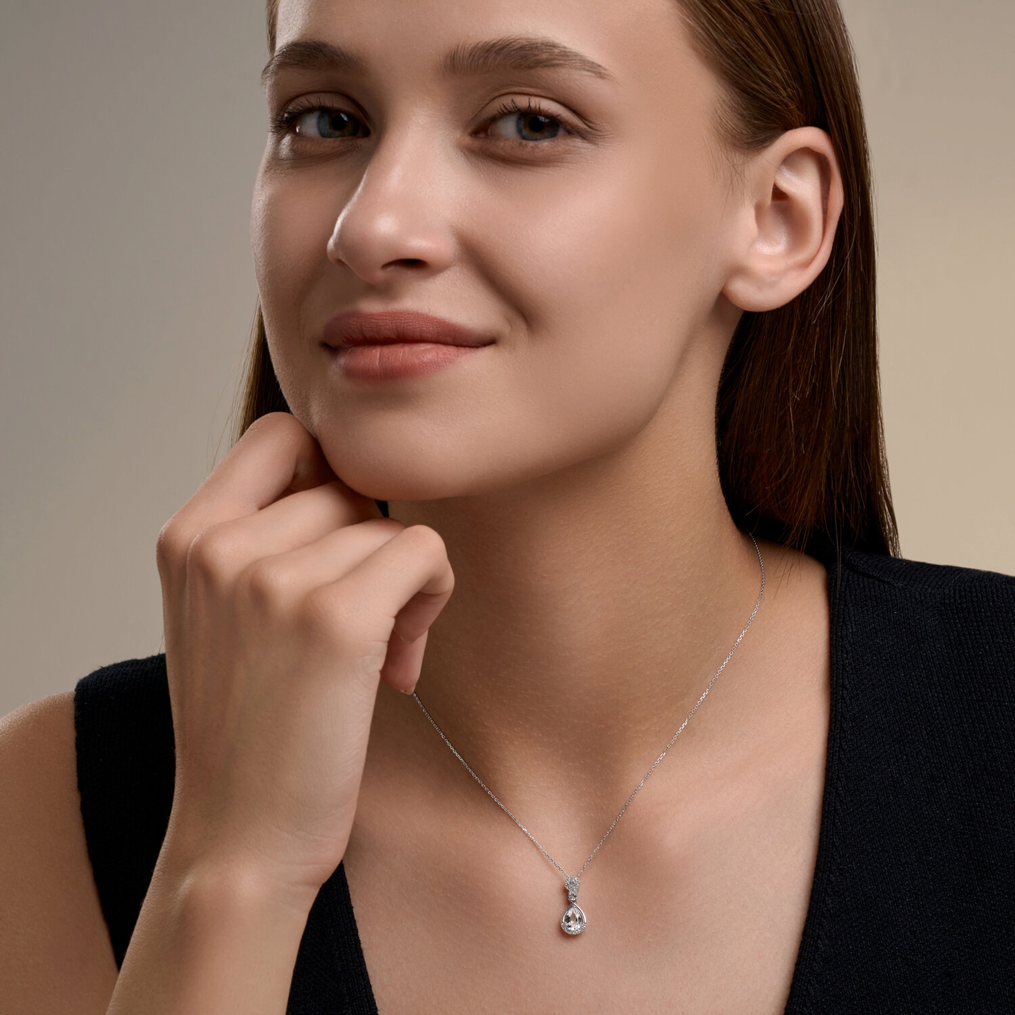 : Колье из белого золота с бриллиантами и горным хрусталем