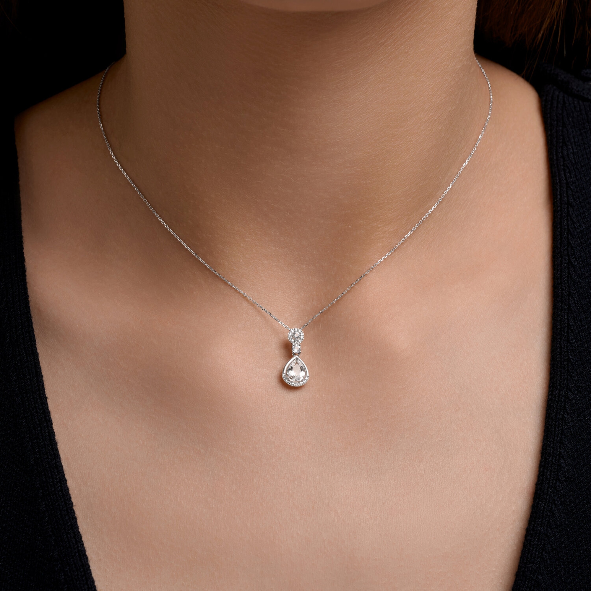 : Колье из белого золота с бриллиантами и горным хрусталем