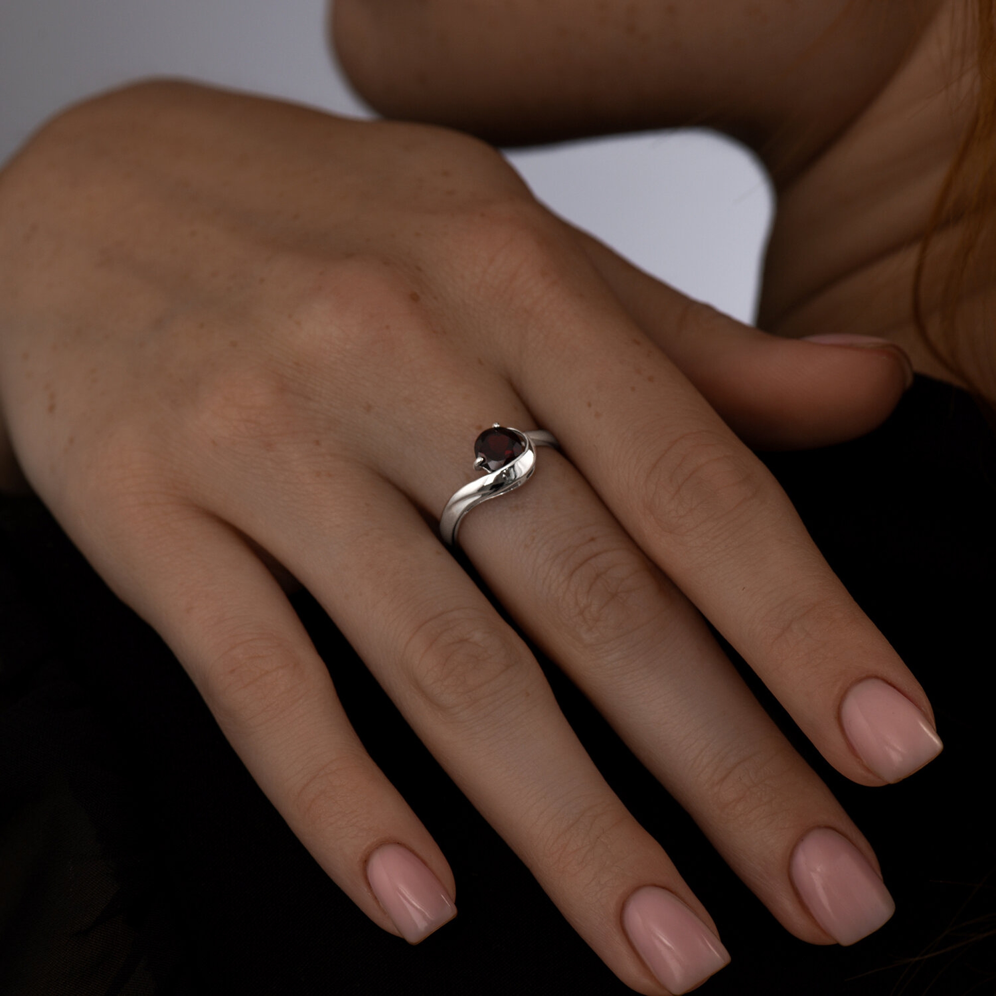 Серебряное кольцо SOKOLOV с гранатом