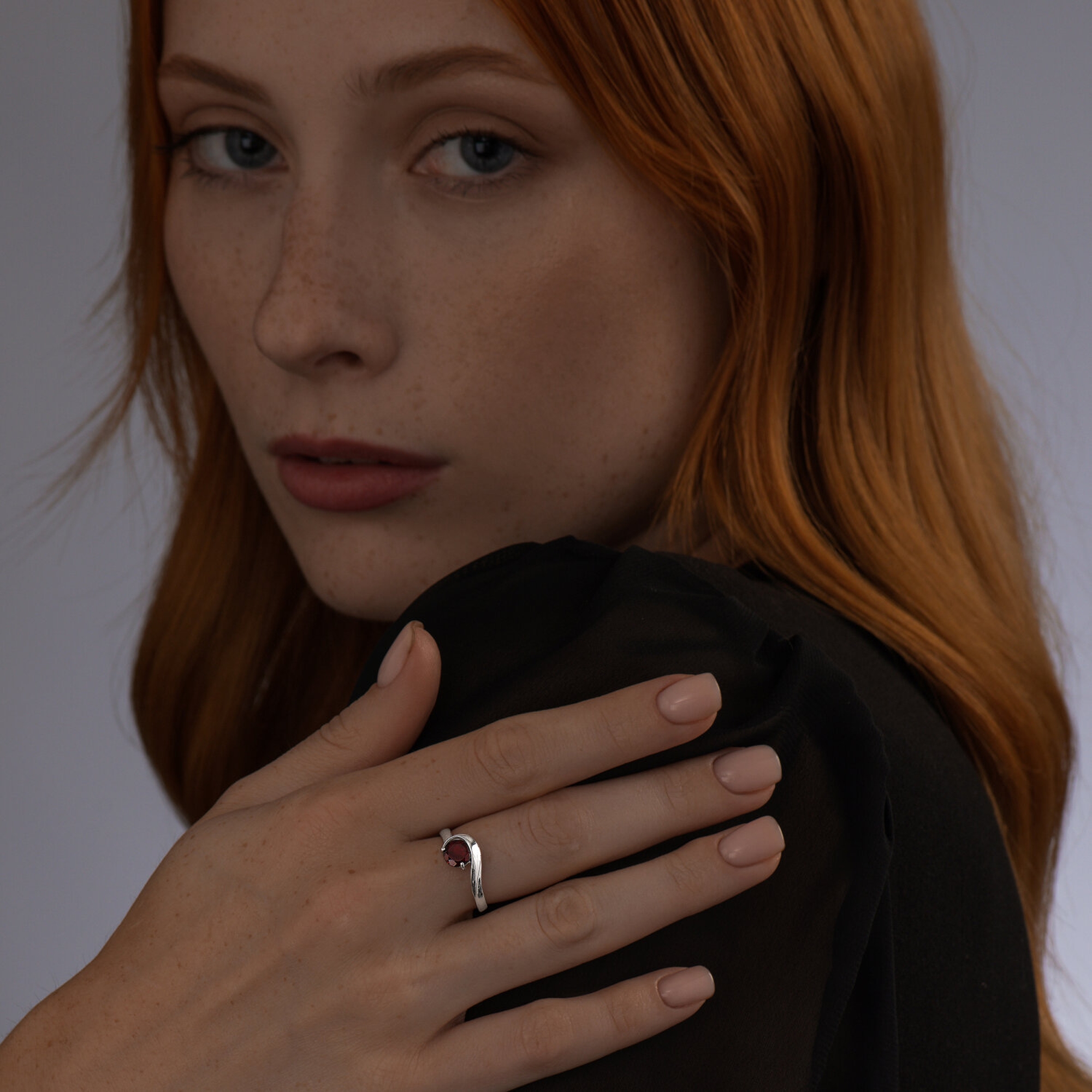 Серебряное кольцо SOKOLOV с гранатом