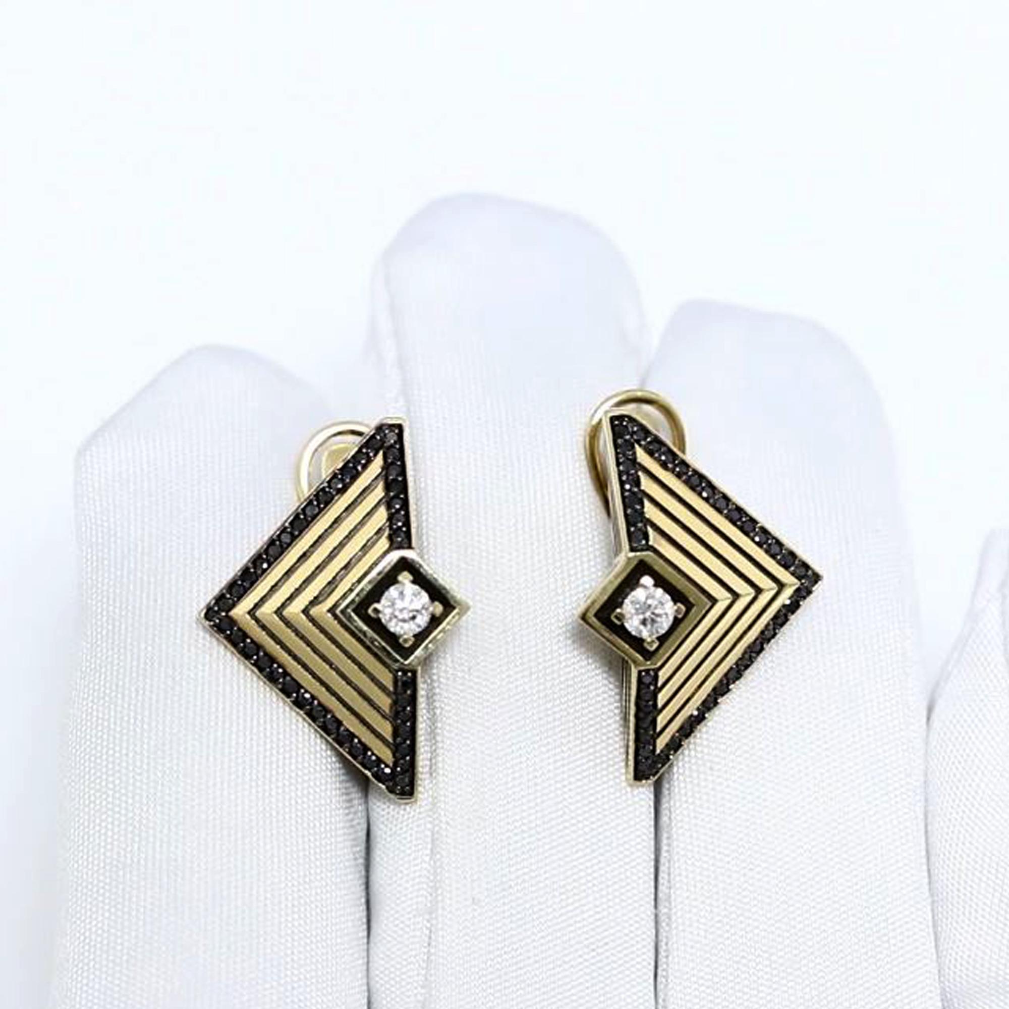 Серьги из лимонного золота ЮК Клондайк с бриллиантом и чёрным бриллиантом