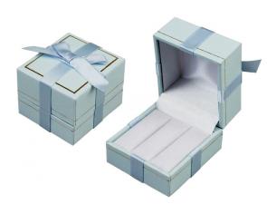 Футляр пластиковый с декоративной оклейкой и голубой лентой прямоугольный под серьги серия Нежность 815102-г фото