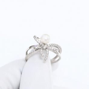 Серебряное кольцо SOKOLOV с фианитом и жемчугом 94014927 фото